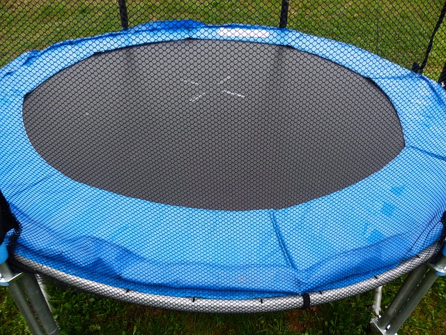 trampolina s ochrannou sítí