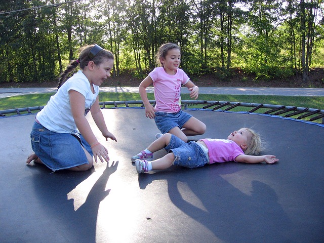 tři dívky na trampolíně