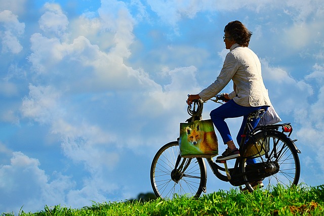 žena s taškou na kole