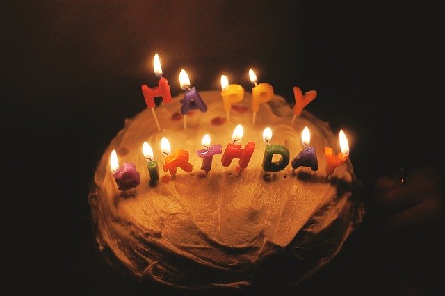 dort s nápisem ze svíček happy birthday ve tmě